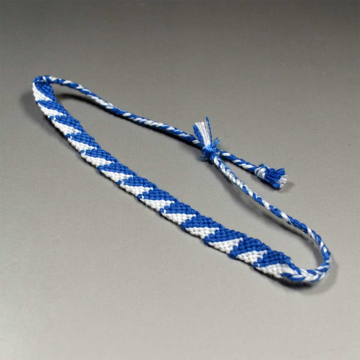 刺繍糸で作った三角模様のミサンガ