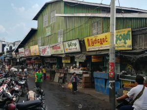 市場の外側にはお菓子などを売る店が並んでいました。