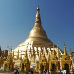 ミャンマー・ヤンゴンの市場でミサンガを探しました。