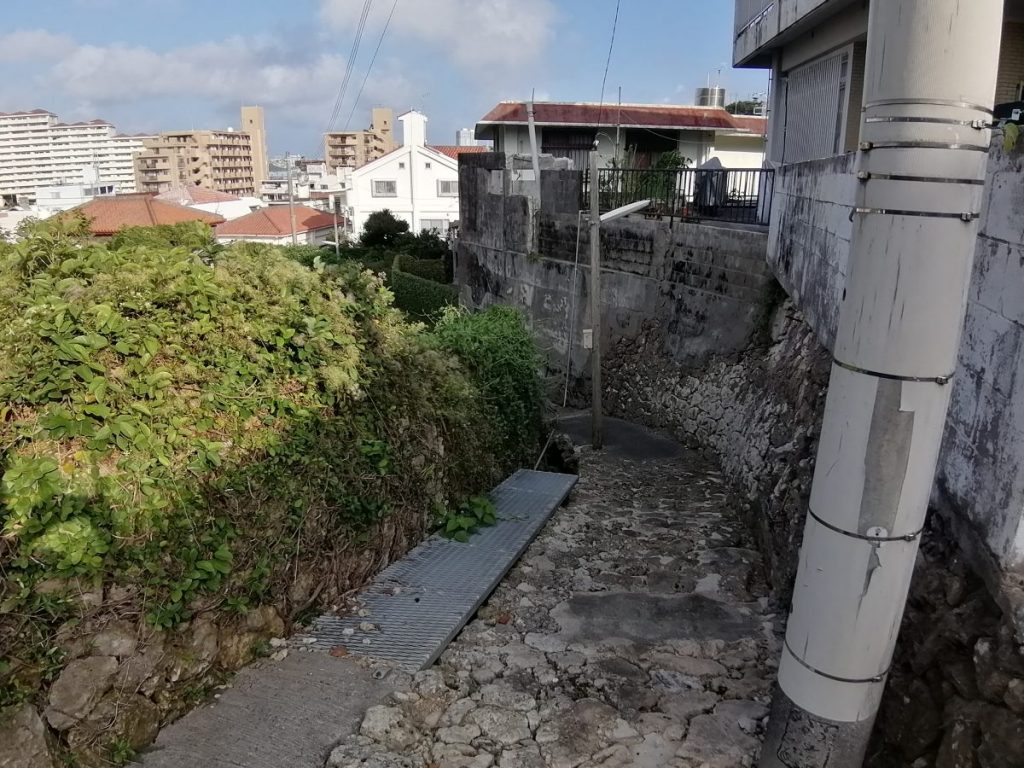 首里の金城町の石畳の路地から入るスージグワー